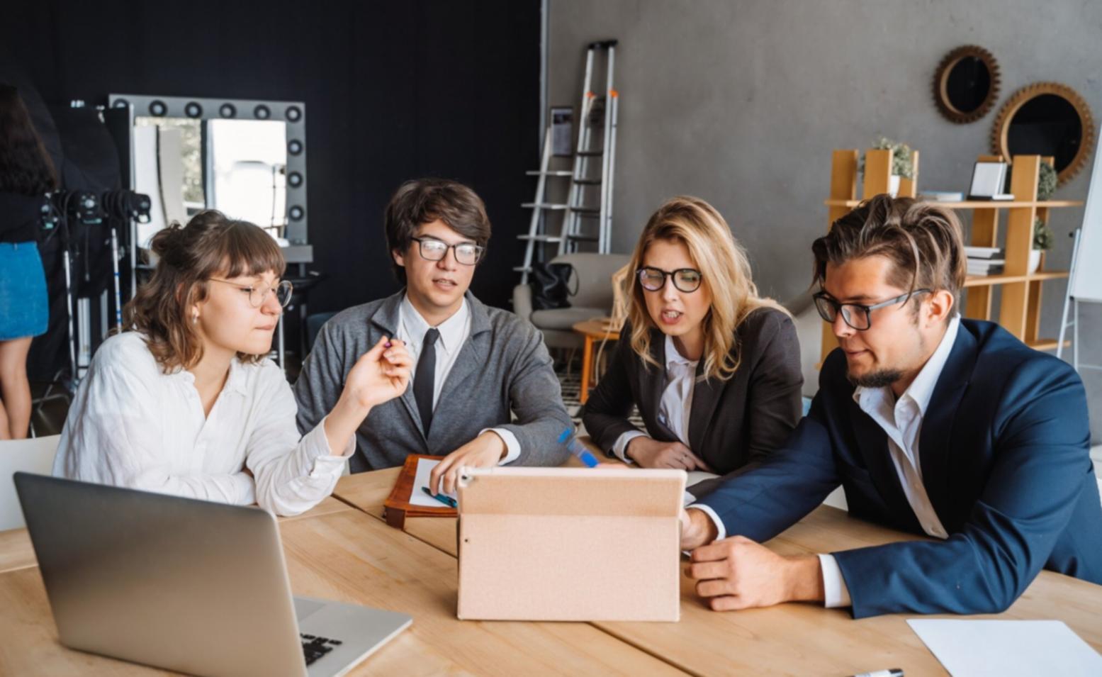 Teilnehmer eines Finanz-Workshops arbeiten gemeinsam an Lösungen für ihre Unternehmen