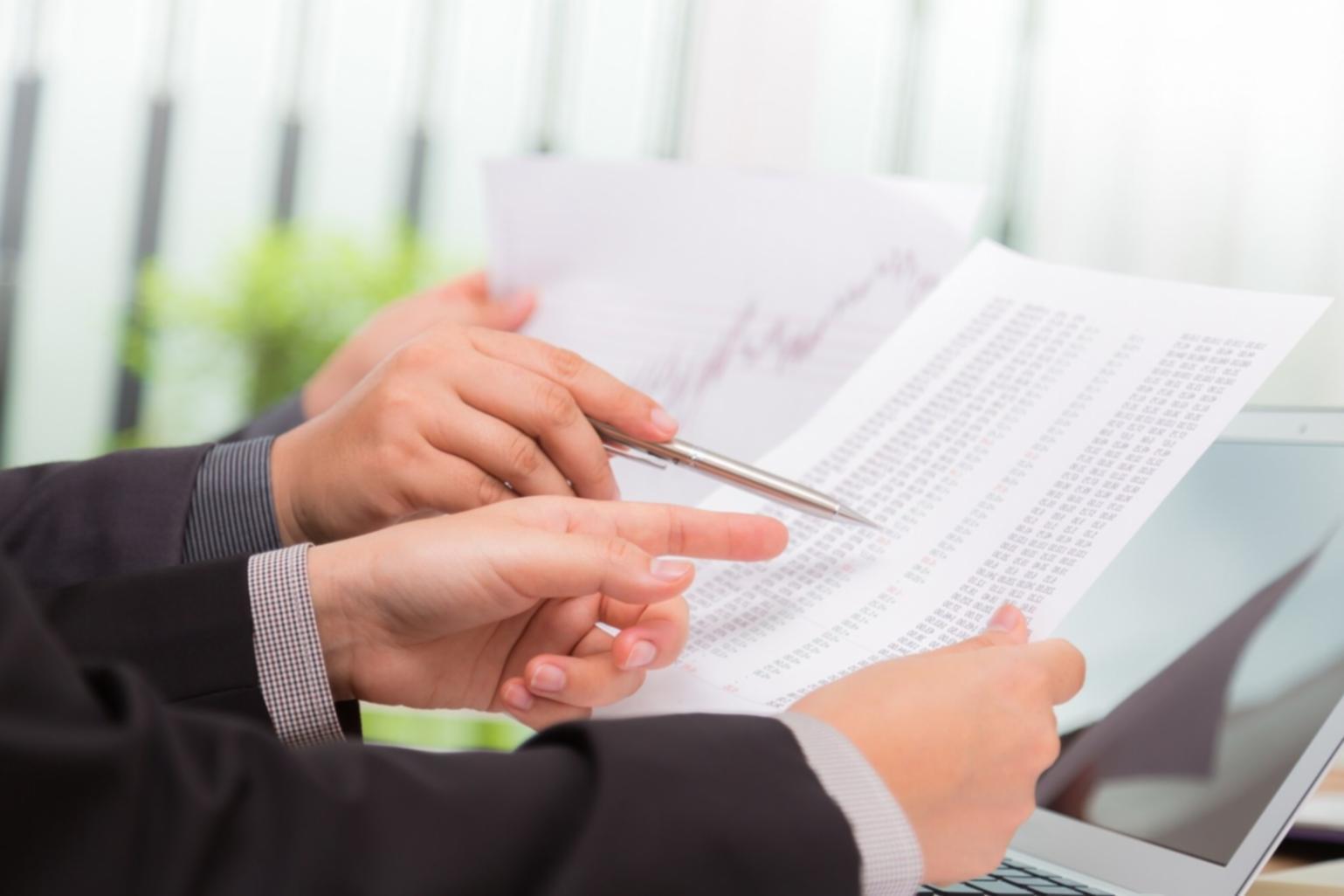 Verkaufsgespräch zwischen Berater und Kunde in modernem Büro