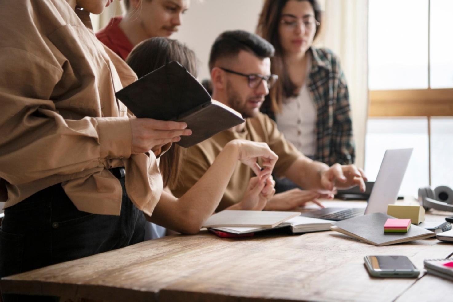 Professioneller Arbeitsplatz mit Laptop und Notizen für Online-Webinare